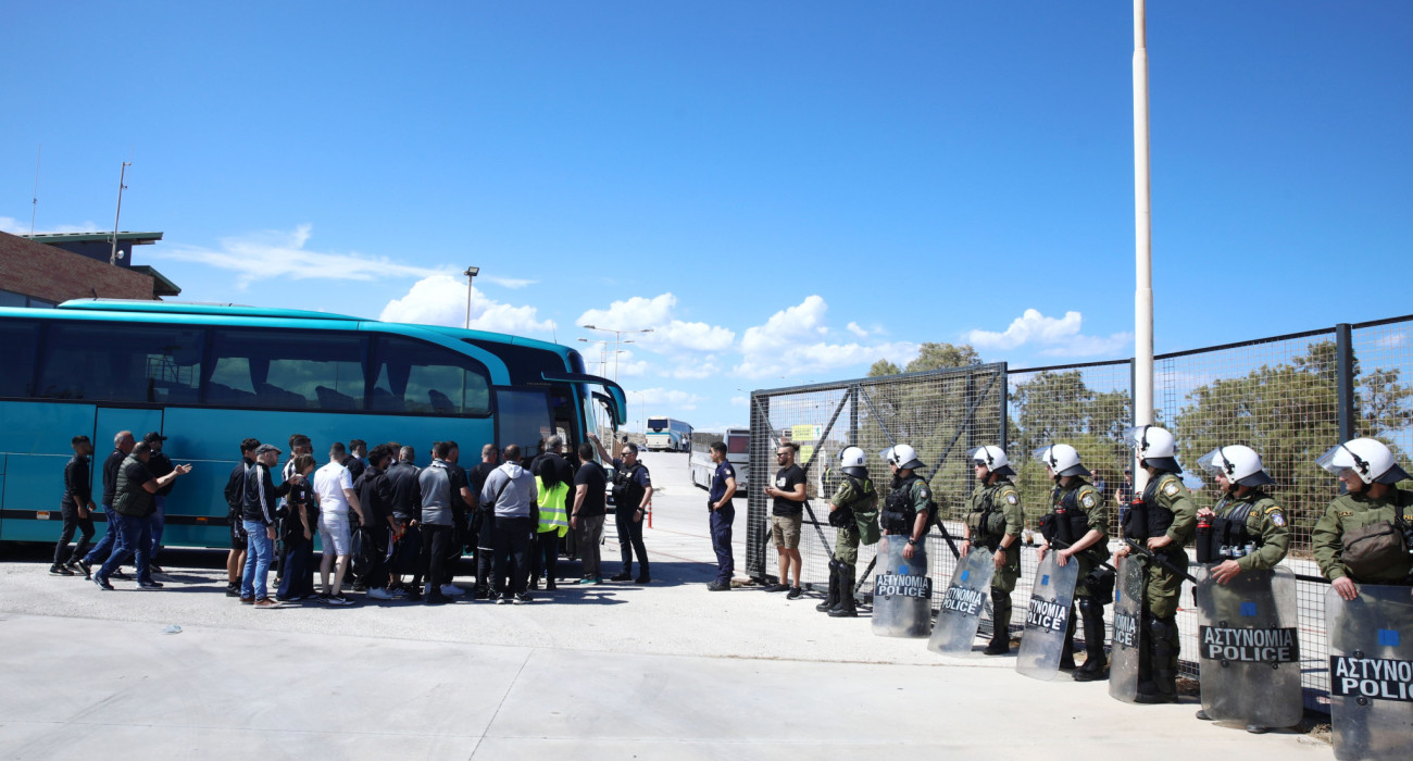 Ακινητοποιημένα πούλμαν με οπαδούς του ΟΦΗ πριν τη Λιβαδειά / Πηγή: Eurokinissi