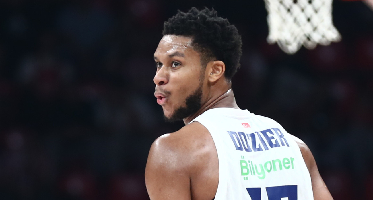 Ο Πι Τζέι Ντοζίερ με τη φανέλα της Εφές/Πηγή: Intime