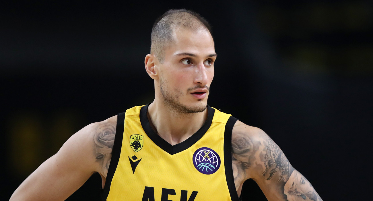 Ο Νίκος Αρσενόπουλος με την φανέλα της ΑΕΚ / πηγή: intime