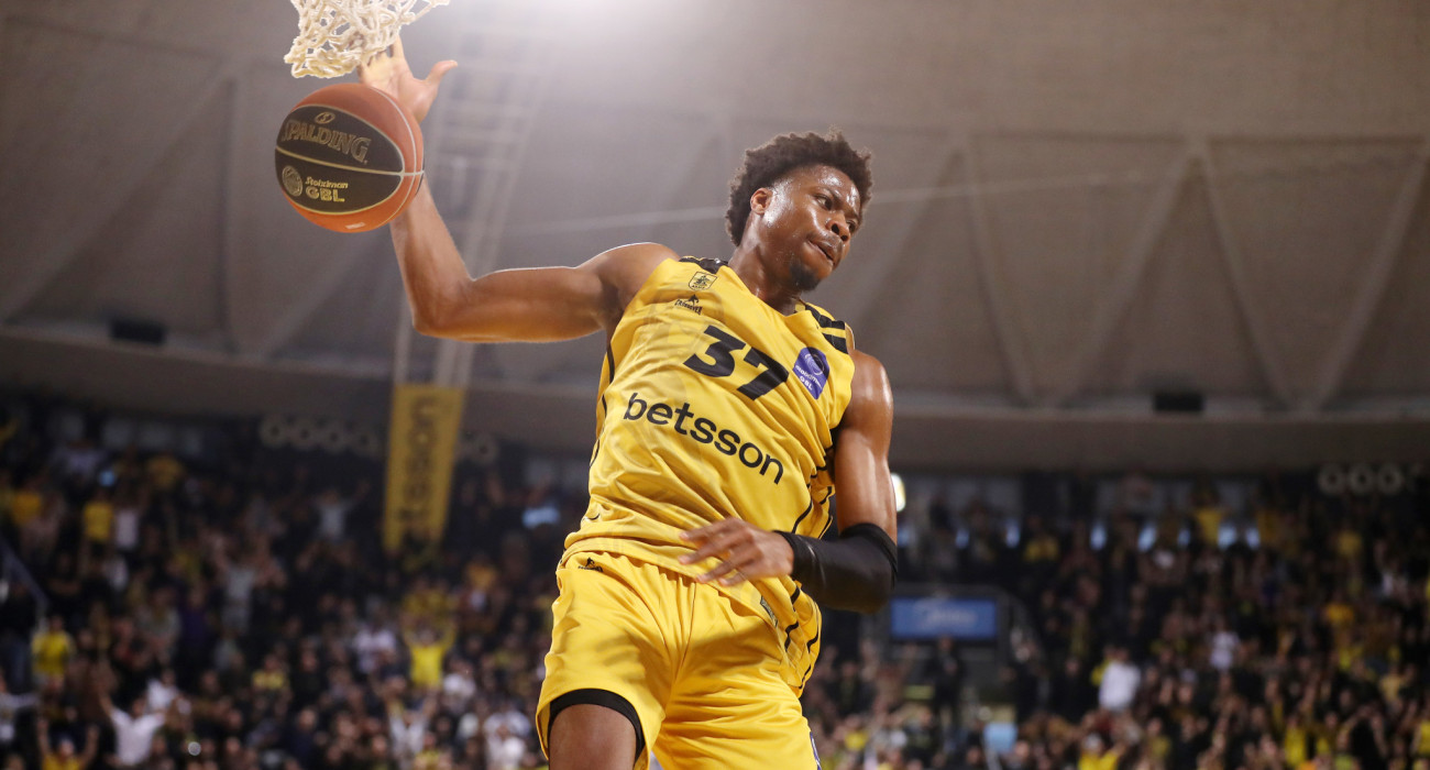 Ο Κώστας Αντετοκούμπο με την φανέλα του Άρη / πηγή:intime