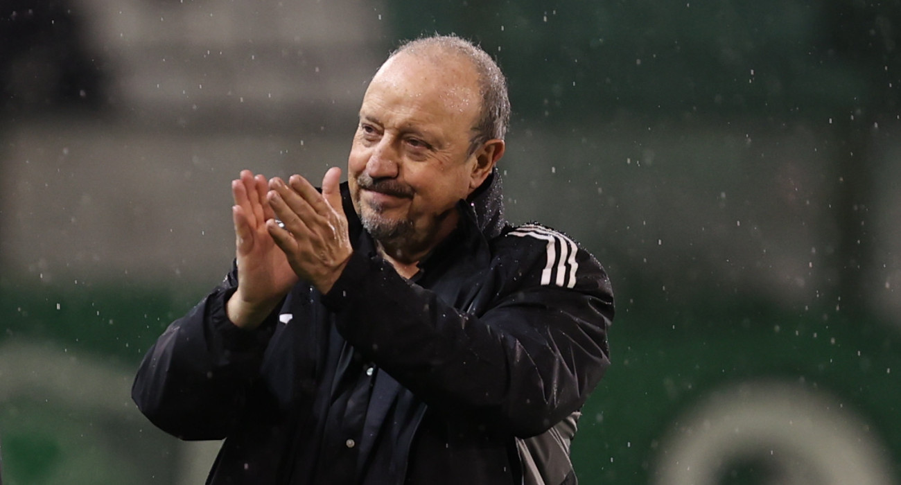 Ο Ράφα Μπενίτεθ μέσα στη βροχή χειροκροτά τον κόσμο του Παναθηναϊκού / Πηγή: InTime