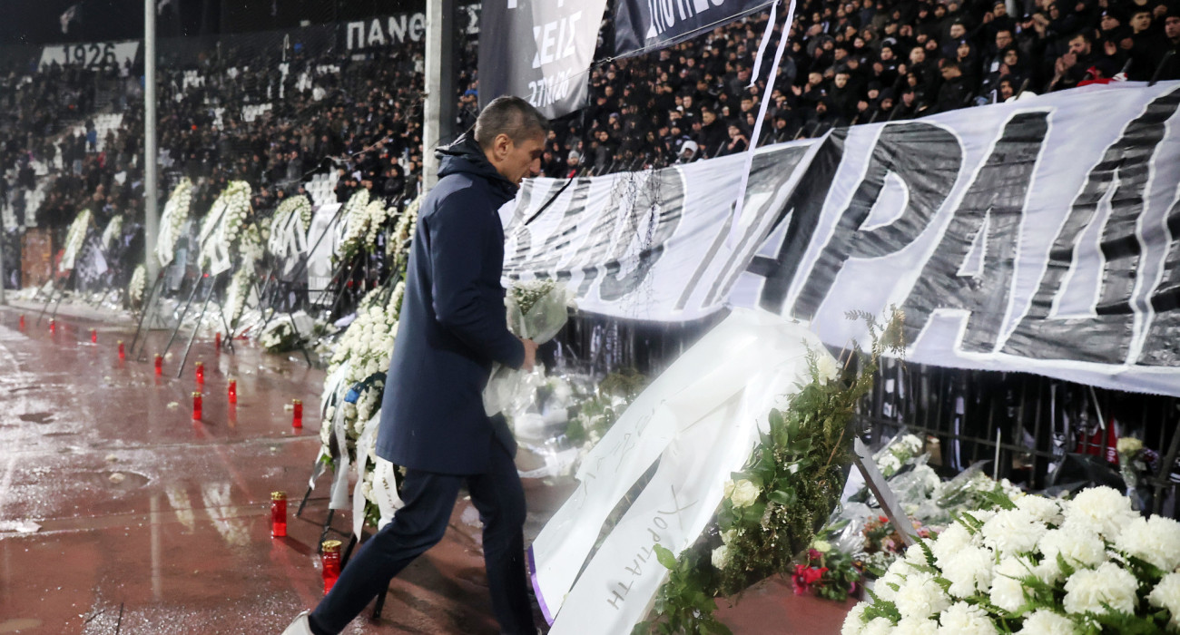 Ο Λουτσέσκου καταθέτει στεφάνι μπροστά στο τεράστιο πανό για τους αδικοχαμένους φιλάθλους του ΠΑΟΚ / Πηγή: Intime