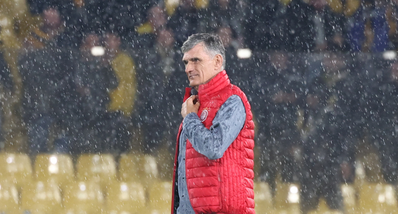 Ο Χοσέ Λουίς Μεντιλίμπαρ στη βροχερή «Allwyn Arena» / Πηγή: Intime