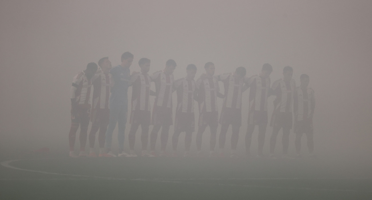 Οι παίκτες του Ολυμπιακού σε ομιχλώδες τοπίο τηρούν ενός λεπτού σιγή / Πηγή: Intime