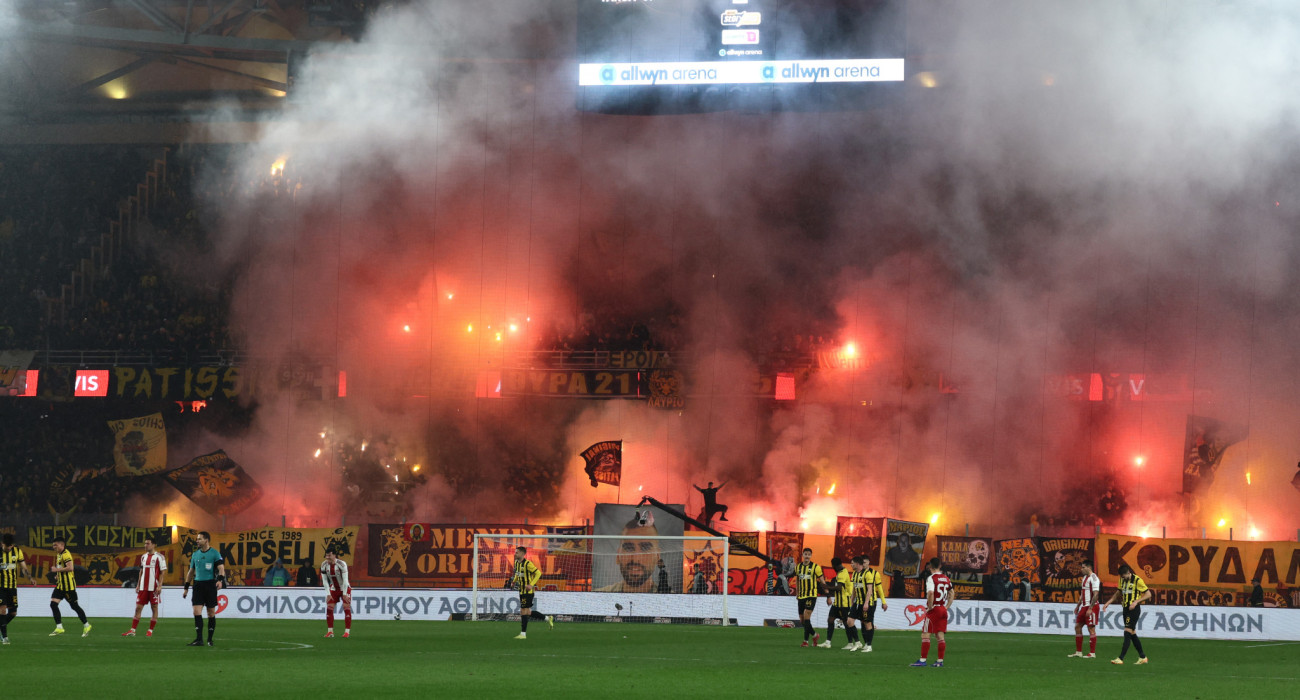 Η ατμόσφαιρα στην «Allwyn Arena» κατά το ΑΕΚ - Ολυμπιακός / Πηγή: Eurokinissi