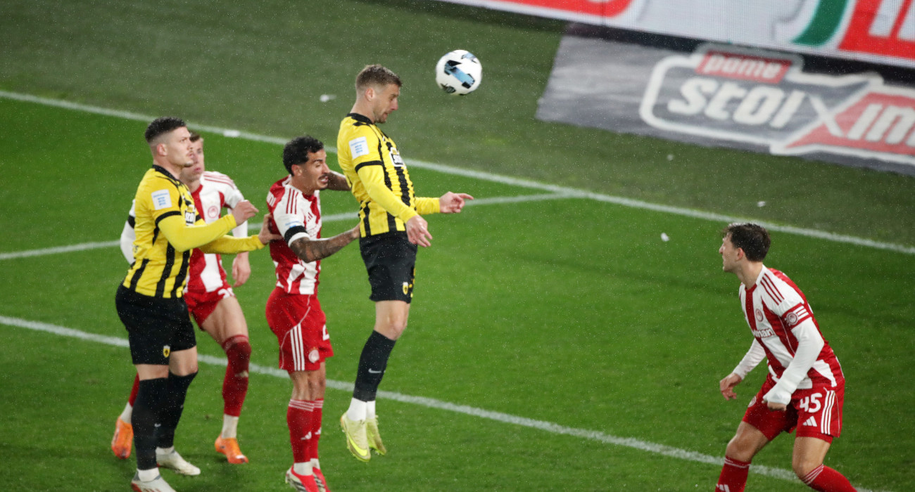 Η κεφαλιά του Μπαρνάμπας Βάργκα για το γκολ της ΑΕΚ κόντρα στον Ολυμπιακό / Πηγή: Intime