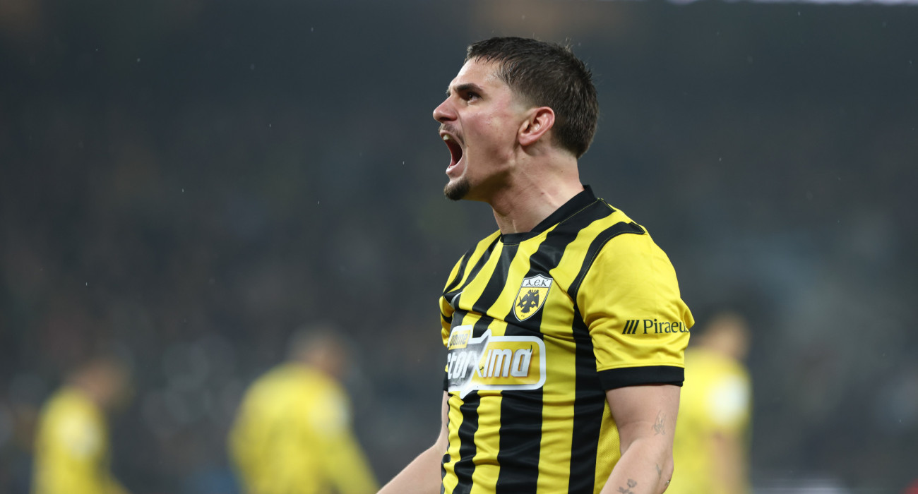 Ο Ραζβάν Μαρίν σε πανηγυρική στιγμή στο ΑΕΚ-Ολυμπιακός / Πηγή: Intime