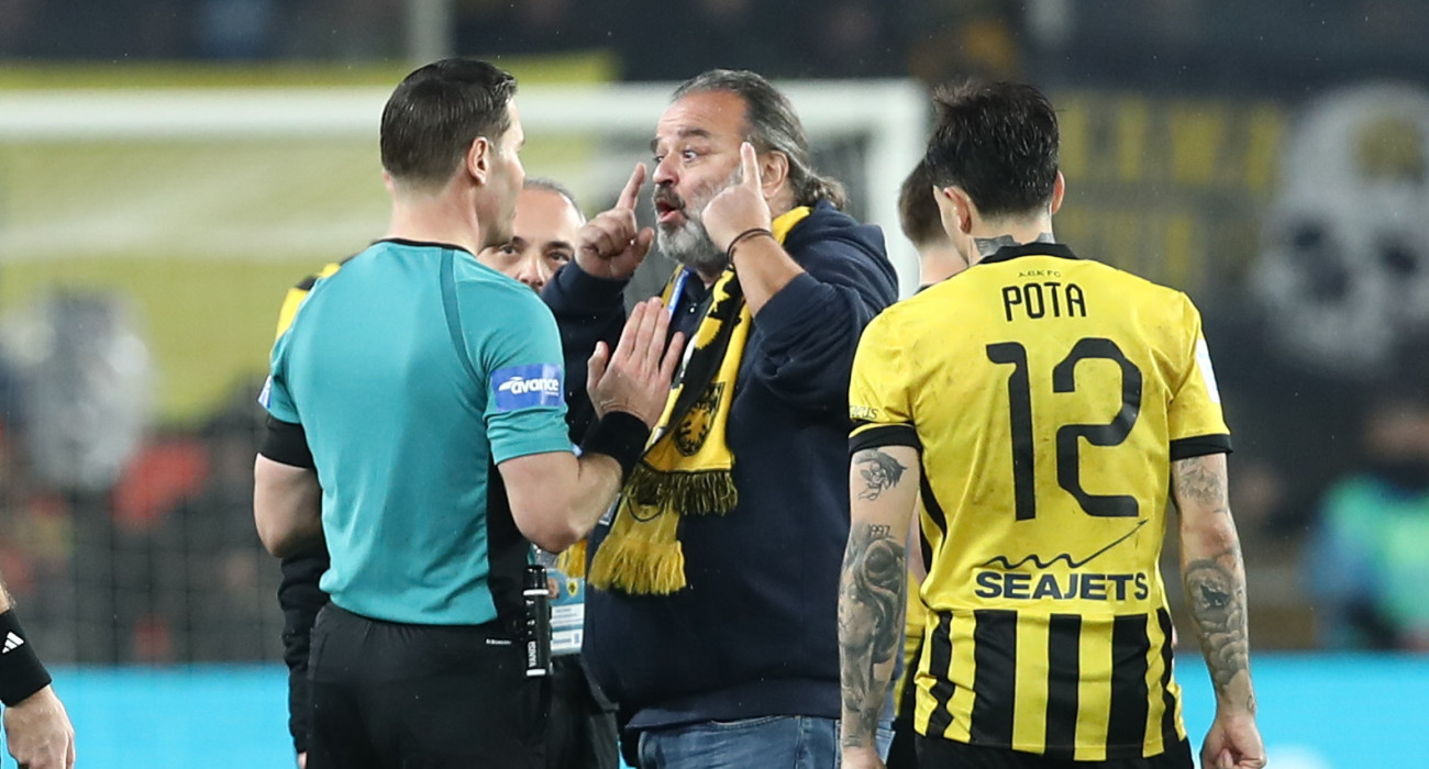 Ο Μάριος Ηλιόπουλος με τον διαιτητή Μάκελι στο ΑΕΚ - Ολυμπιακός / Πηγή: Intime