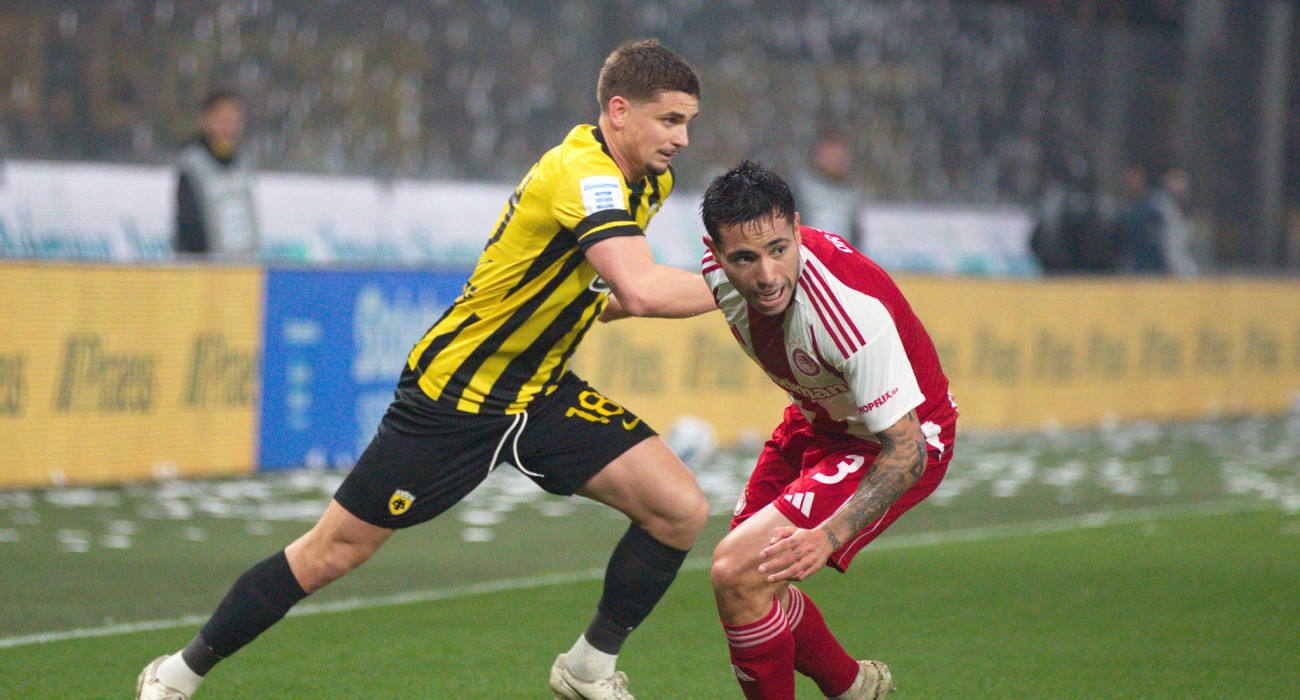 Ο Ράζβαν Μαρίν σε μονομαχία με τον Φρανσίσκο Ορτέγκα σε ΑΕΚ - Ολυμπιακός / Πηγή: Intime