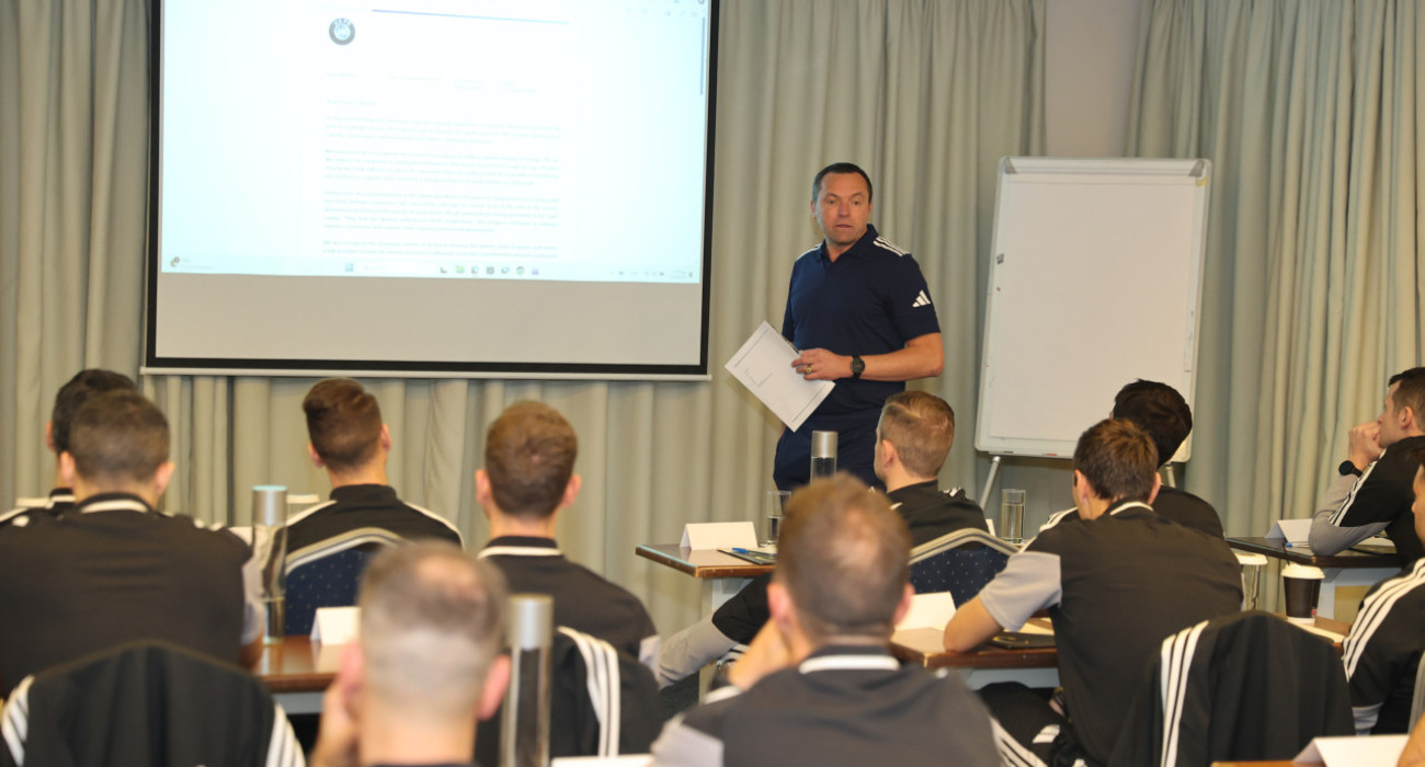 Ο αρχιδιαιτητής Στέφαν Λανουά στο σεμινάριο διαιτησίας SL1 / Πηγή: epo.gr