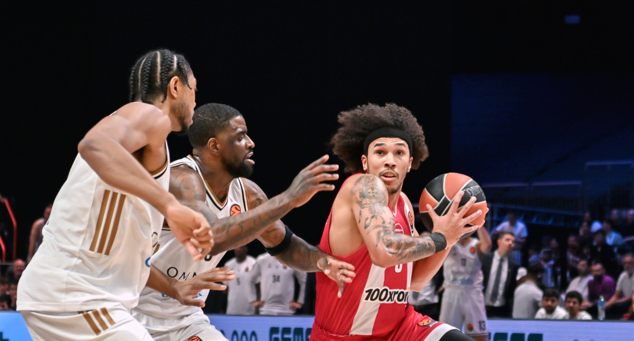 Ο Τάισον Γουόρντ σε μία επιθετική προσπάθεια στο ματς του Ολυμπιακού με την Dubai BC/Πηγή: Intime