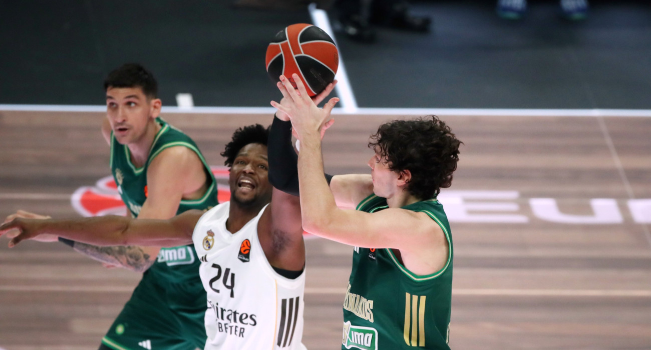 Ο Τζέντι Οσμάν σουτάρει στον αγώνα του Παναθηναϊκού με τη Ρεάλ/Πηγή: Intime