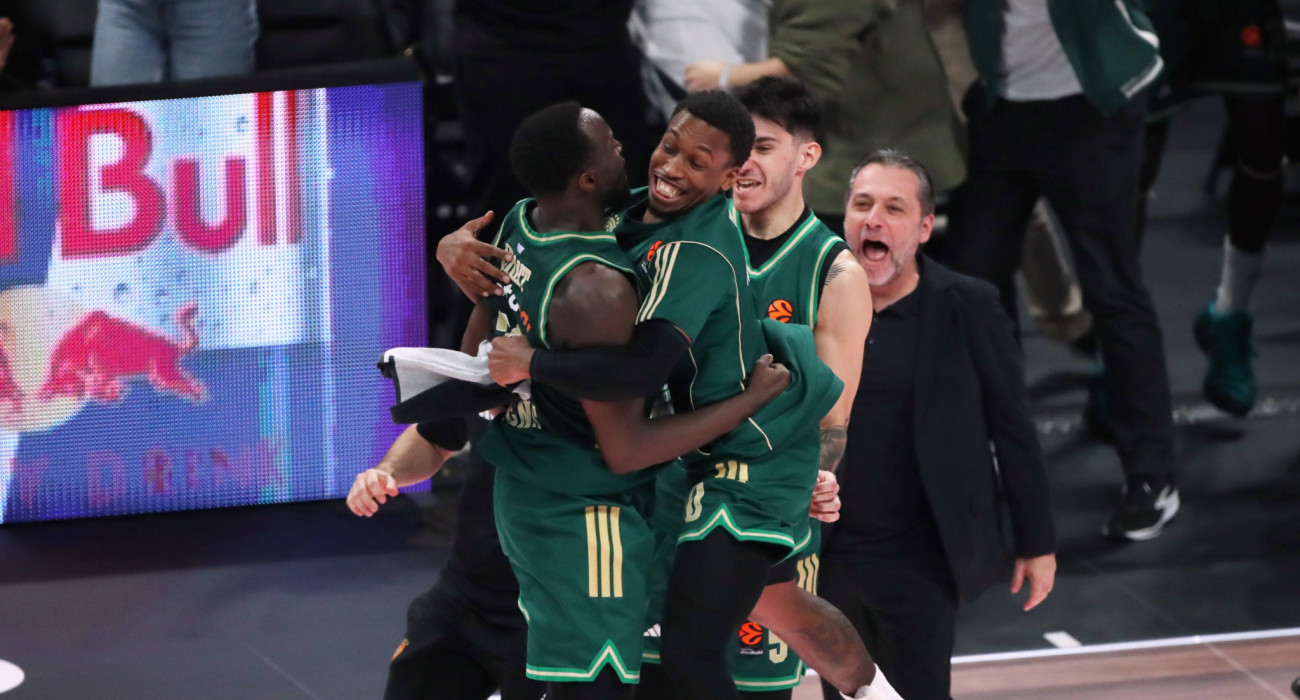 Σορτς και Γκραντ αγκαλιά μετά το σουτ νίκης που «ξέρανε» τη Ρεάλ / Πηγή: ΙΝΤΙΜΕ