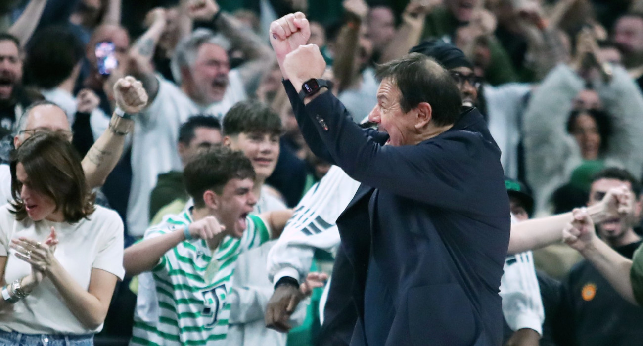 Ο Εργκίν Αταμάν με σφιγμένες γροθιές μετά τη νίκη του Παναθηναϊκού επί της Ρεάλ/Πηγή: Eurokinissi