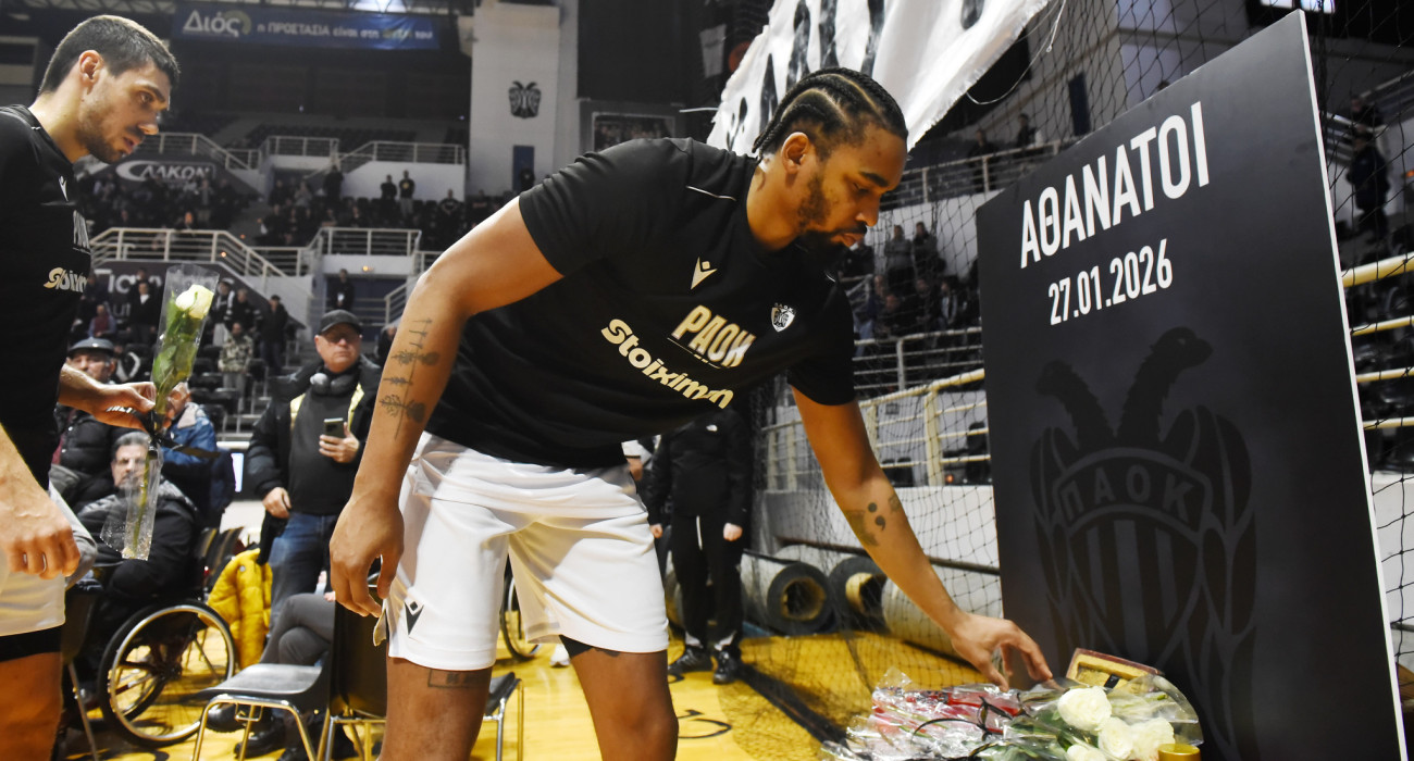 Οι παίκτες του ΠΑΟΚ αφήνουν λουλούδια για τους 7 αδικοχαμένους οπαδούς / πηγή:intime