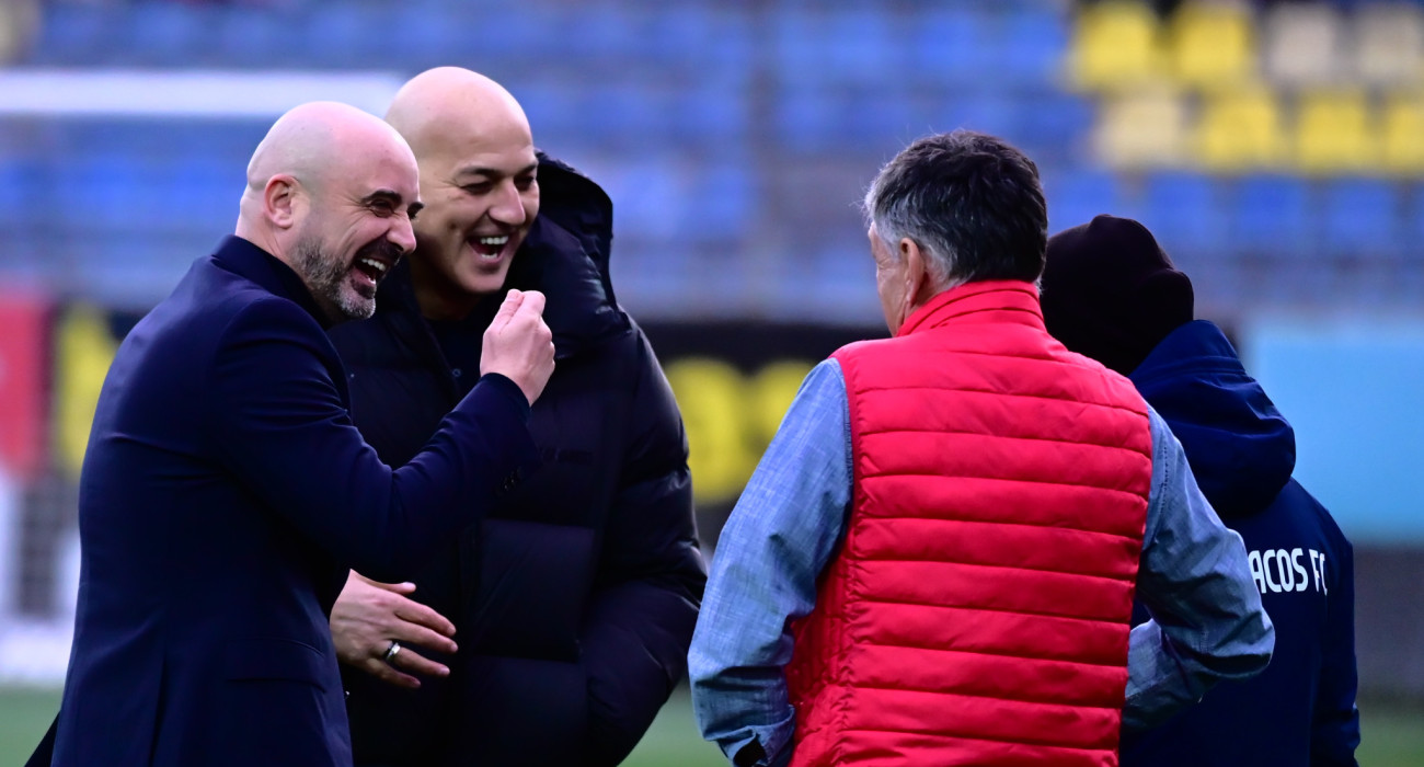 Ράσταβατς, Κοβάσεβιτς και Μεντιλίμπαρ τα λένε πριν το παιχνίδι / Πηγή: Intime