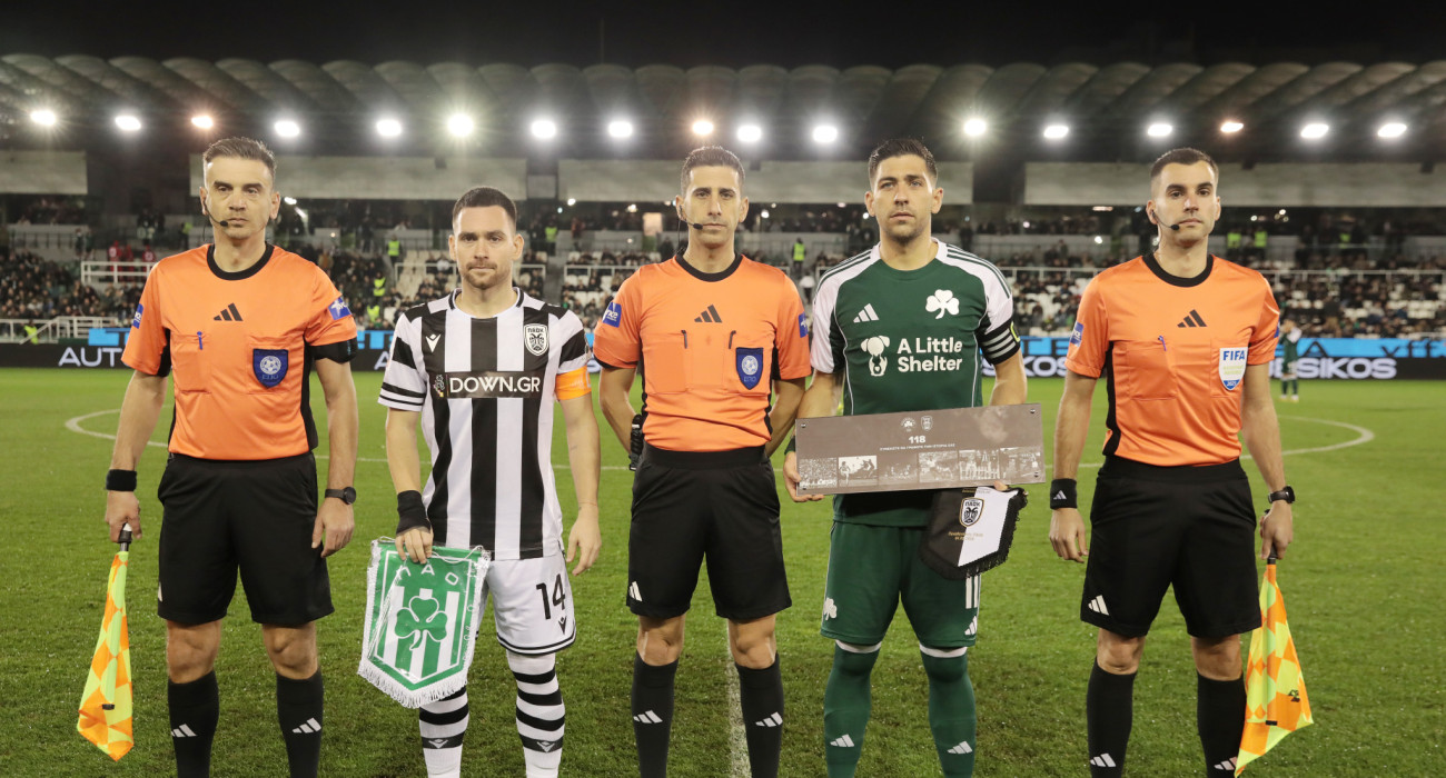 Πριν την σέντρα του Παναθηναϊκός - ΠΑΟΚ ο Ζίβκοβιτς έδωσε τιμητικ΄ή πλακέτα στον Μπακασέτα για τα 118 χρόνια ιστορίας των «πρασίνων» / Πηγή: InTime