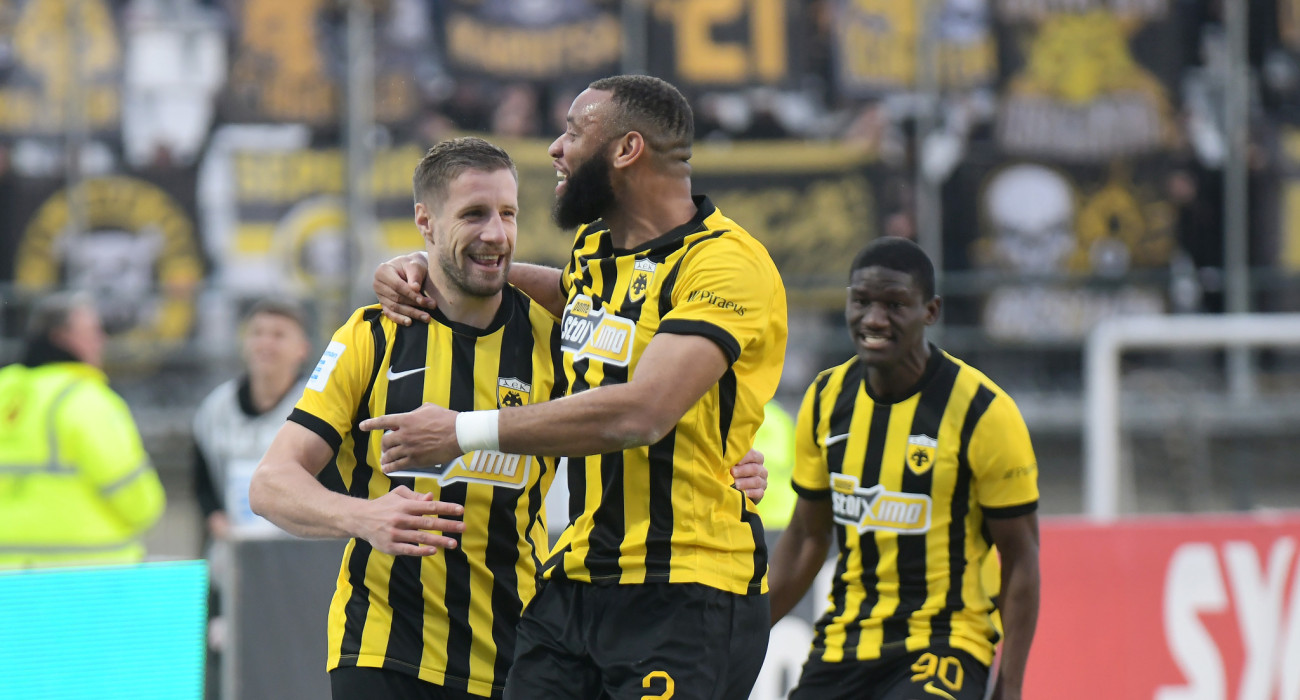 Οι ποδοσφαιριστές της ΑΕΚ πανηγυρίζουν τη νίκη της απέναντι στον Πανσερραϊκό / Πηγή: InTime