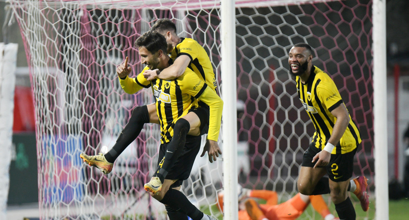 Οι ποδοσφαιριστές της ΑΕΚ πανηγυρίζουν τη νίκη απέναντι στον Πανσερραϊκό / Πηγή: InTime