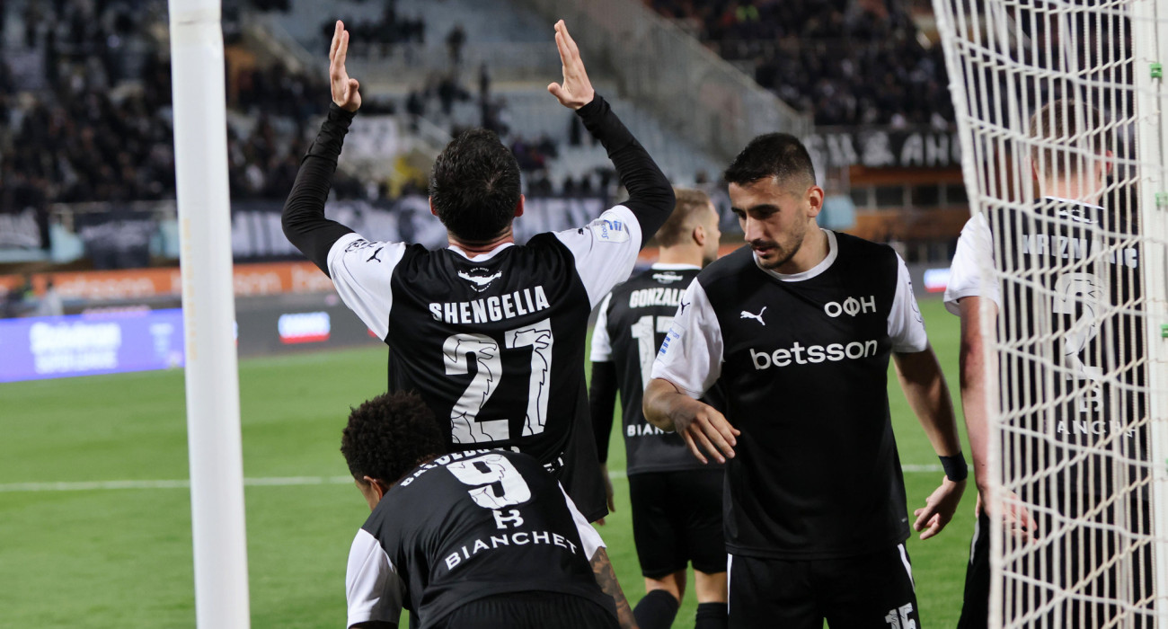 Η χειρονομία του Έντι Σαλσίδο στον Λεβάν Σενγκέλια στους πανηγυρισμούς του ΟΦΗ / Πηγή: Eurokinissi