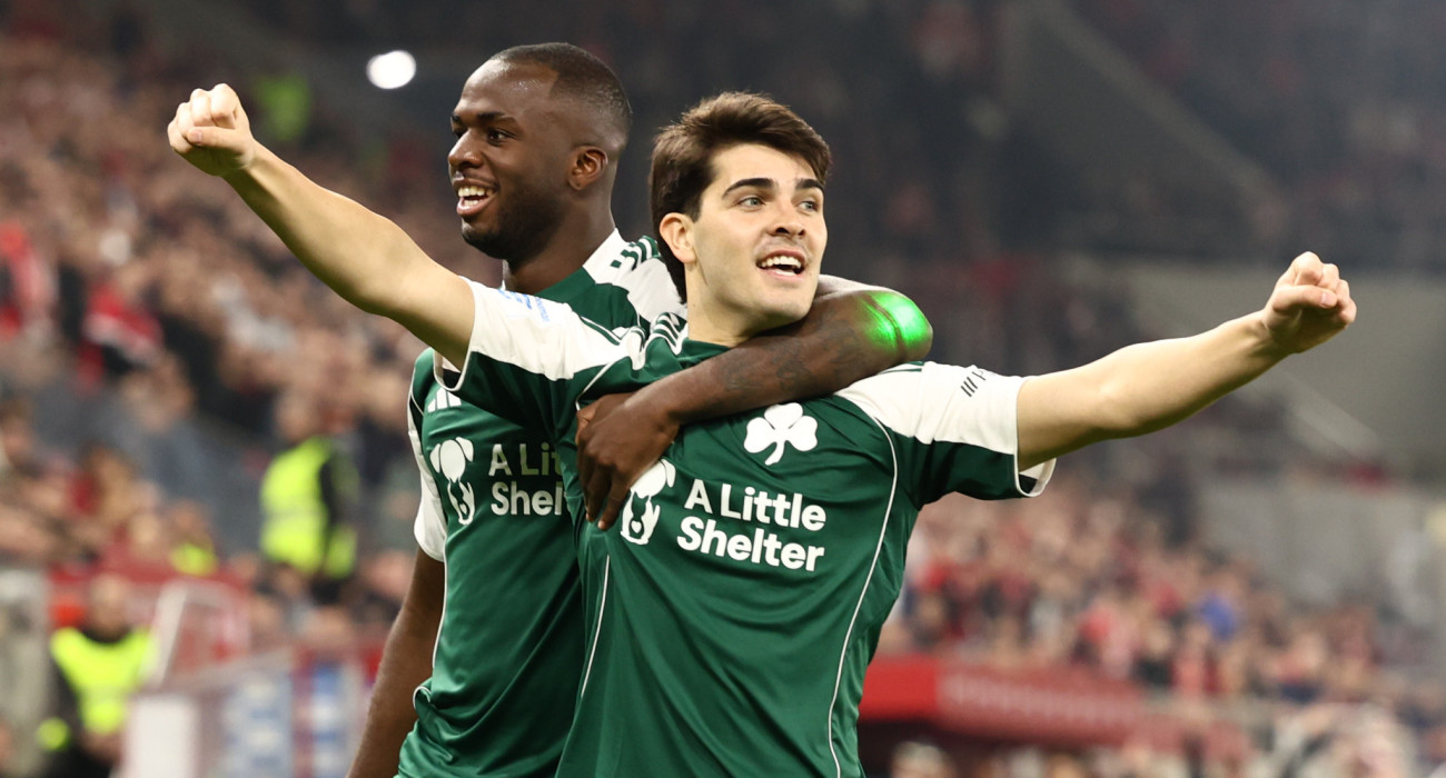 Ο Ταμπόρδα πανηγυρίζει παρέα με τον Τεττέη το γκολ του στο «Καραϊσκάκης» / Πηγή: Intime