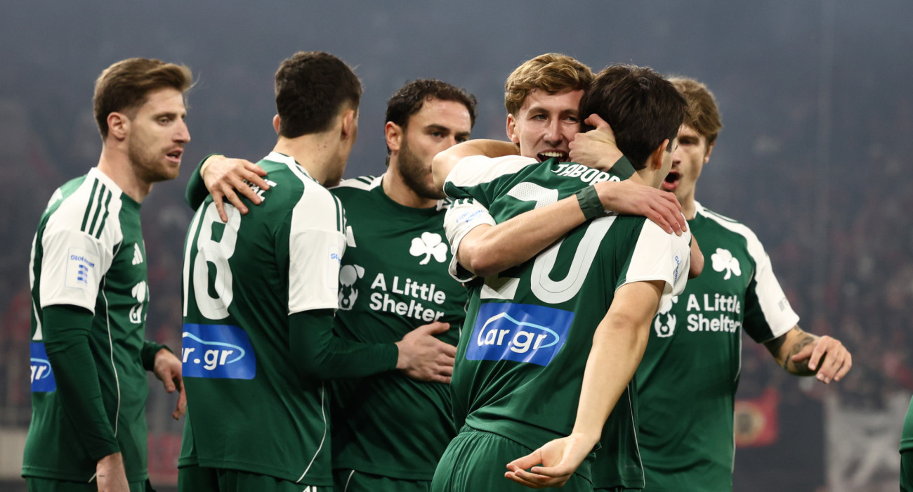 Οι δύο Αργεντίνοι του Παναθηναϊκού, Αντίνο και Ταμπόρδα, αγκαλιά μετά το «διπλό» στο Καραϊσκάκης / Πηγή: InTime