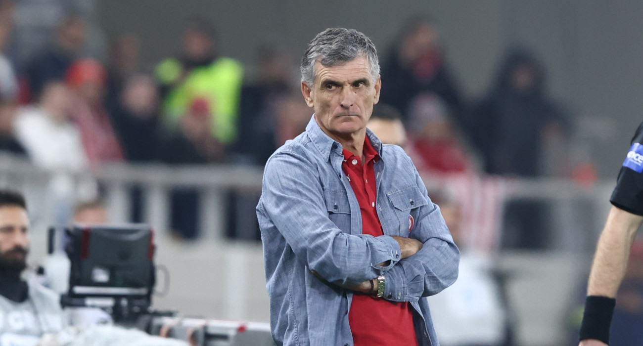 Ο Χοσέ Λουίς Μεντιλίμπαρ σκεπτικός στο ντέρμπι του Ολυμπιακού με τον Παναθηναϊκό στο Καραϊσκάκη / Πηγή: InTime