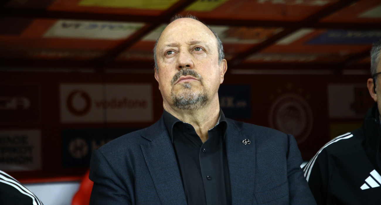 Ο Ράφα Μπενίτεθ στο ντέρμπι του Παναθηναϊκού με τον Ολυμπιακό στο Καραϊσκάκη / Πηγή: InTime