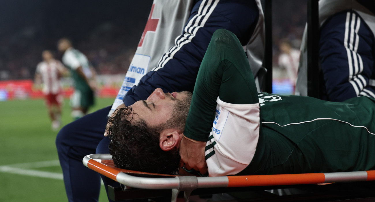 Ο Νταβίντε Καλάμπρια δέχεται τις πρώτες βοήθειες μετά το χτύπημα που δέχθηκε στο κεφάλι και αποχωρεί με φορείο, Πηγή: Intime