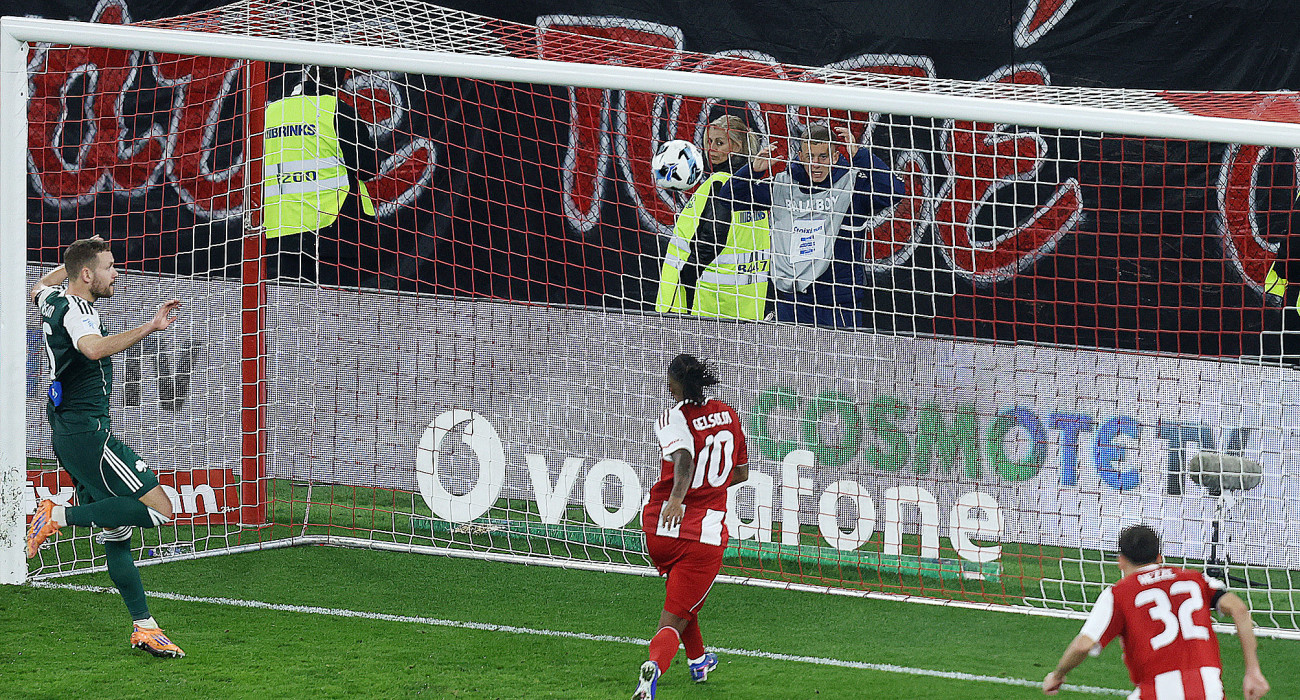 Ο Μάρτινς από τη μικρή περιοχή έστειλε την μπάλα πάνω από το οριζόντιο δοκάρι /Πηγή: Intime