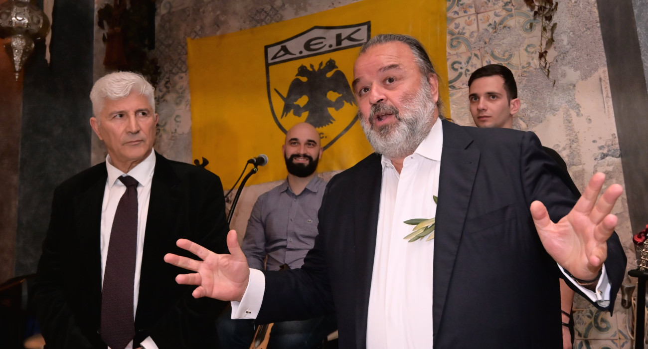 Ο Μάριος Ηλιόπουλος έδωσε το παρών στην κοπή πίτας των παλαίμαχων της ΑΕΚ / Πηγή: Intime