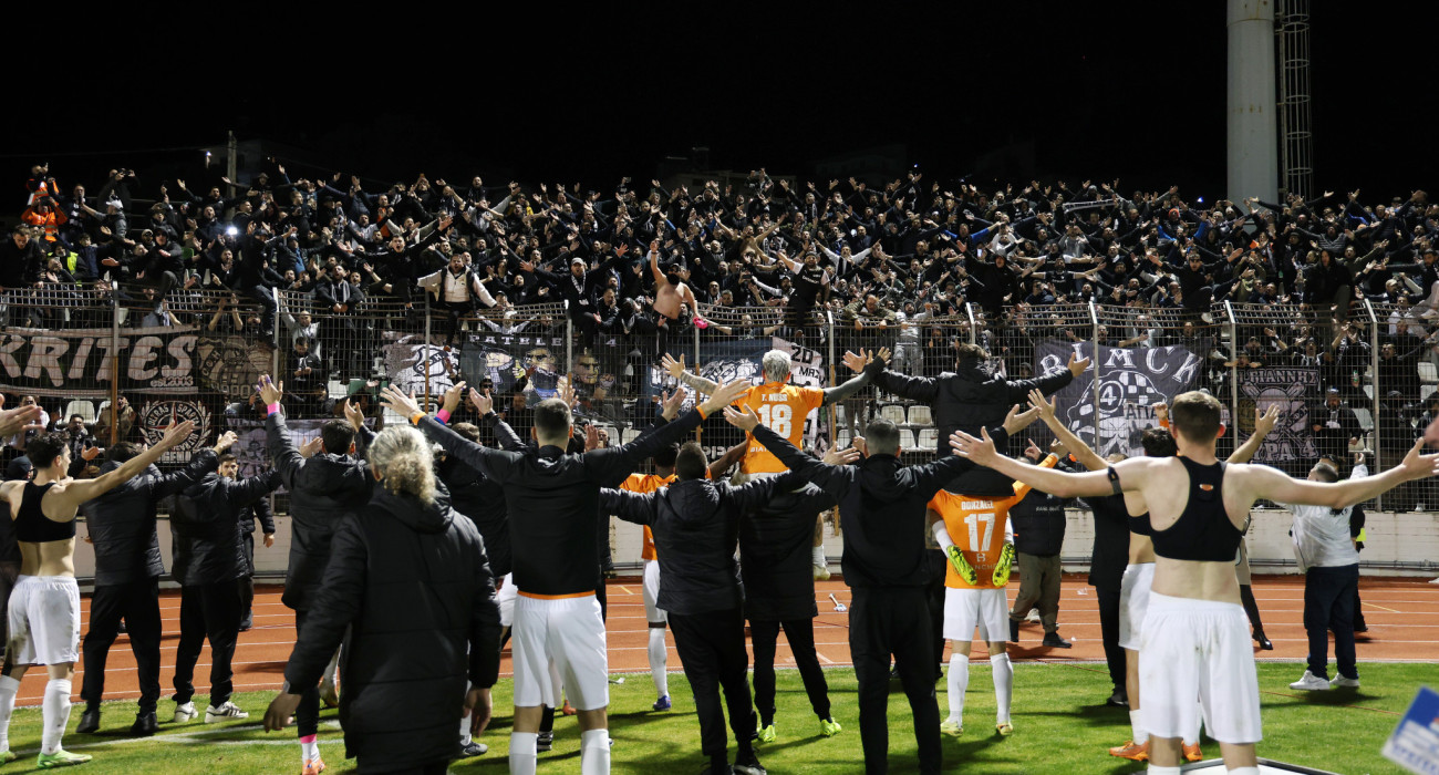 Ο κόσμος του ΟΦΗ στην Λιβαδειά πανηγυρίζει μαζί με την ομάδα την πρόκριση στον τελικό του Κυπέλλου Ελλάδας Betsson / Πηγή: Intime