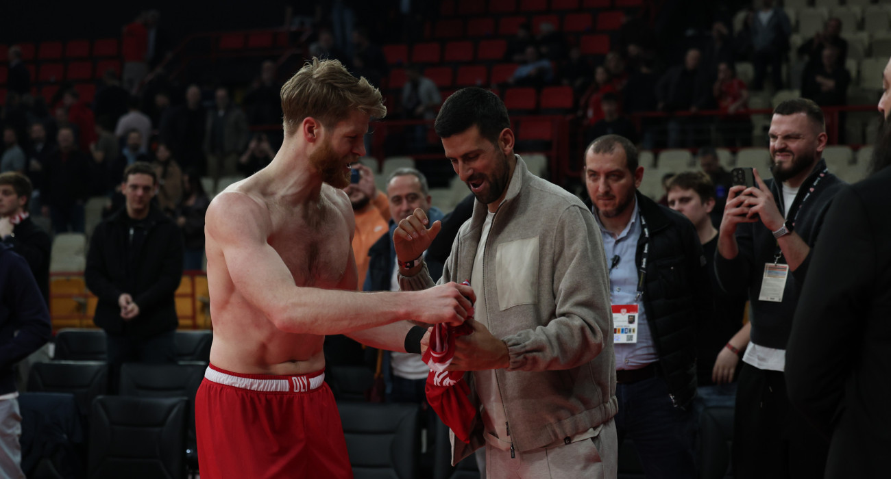 Ο Τόμας Γουόκαπ δίνει την φανέλα του στον Νόβακ Τζόκοβιτς / πηγή:intime