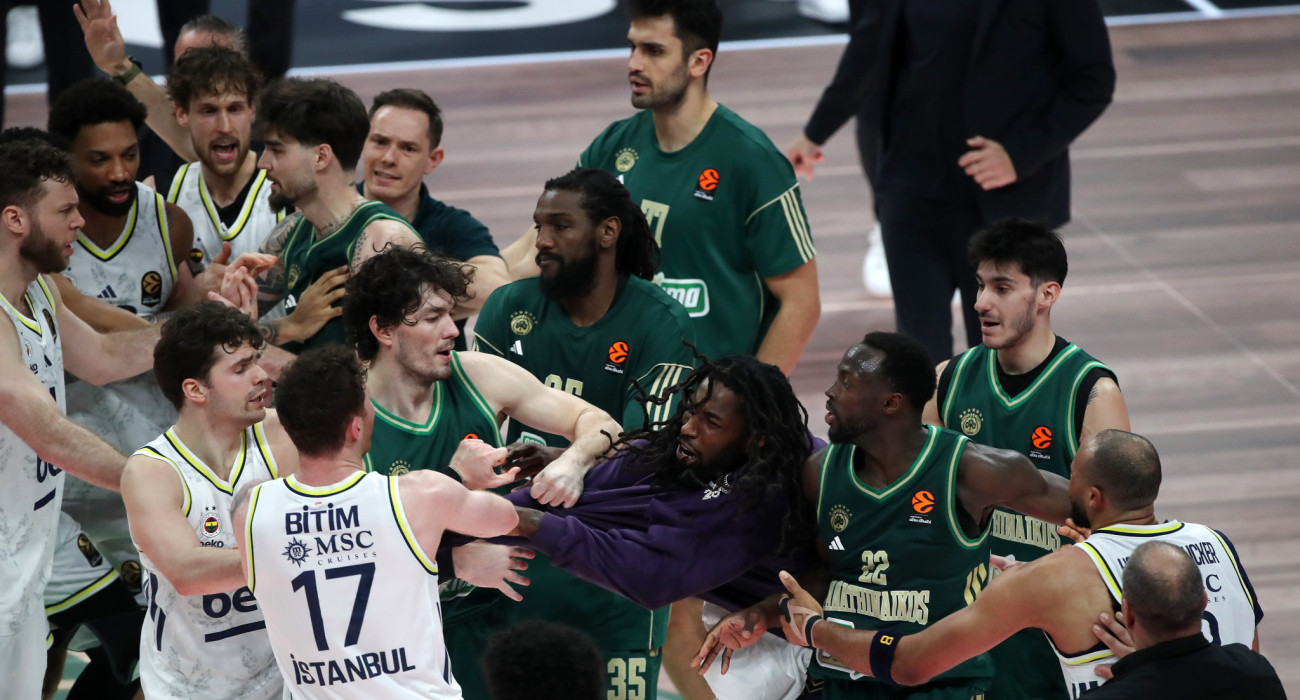 Σύρραξη μεταξύ των παικτών μετά το τέλος του αγώνα του Παναθηναϊκού με τη Φενέρμπαχτσε/Πηγή: Intime