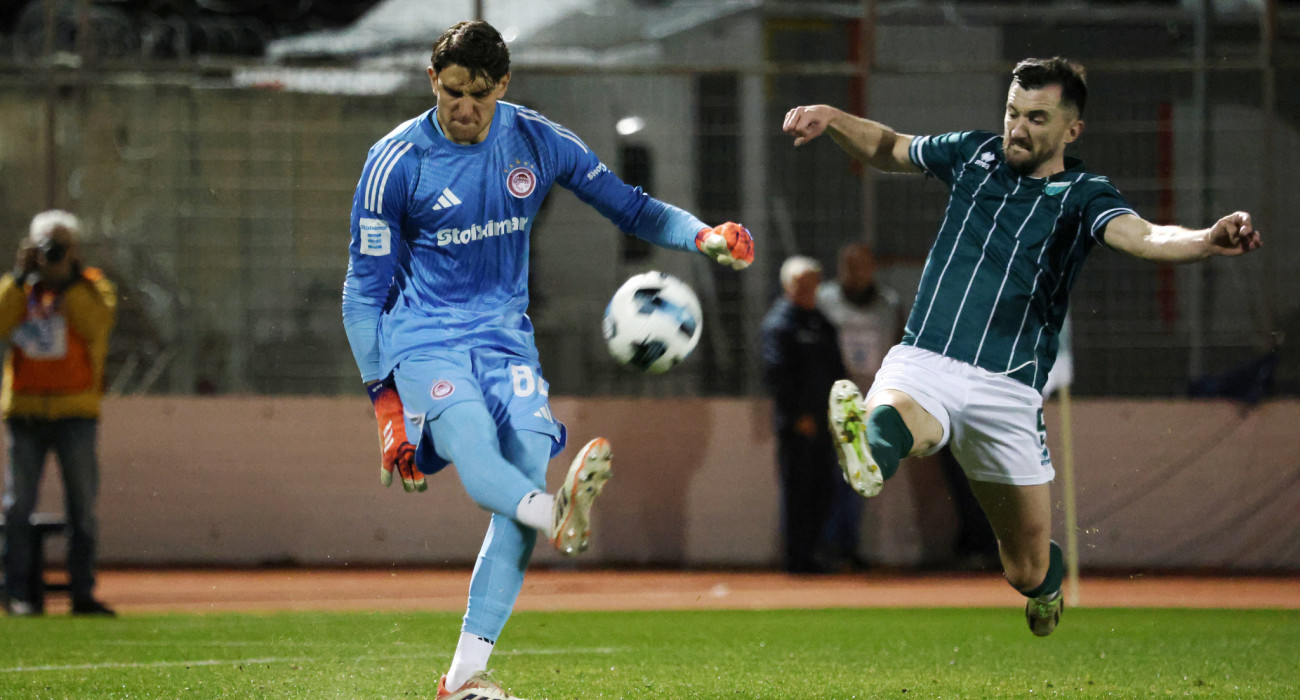 Η στιγμή της προβολής του Όζμπολτ στον Τζολάκη που έφερε τη δεύτερη κίτρινη κάρτα / Πηγή: Intime