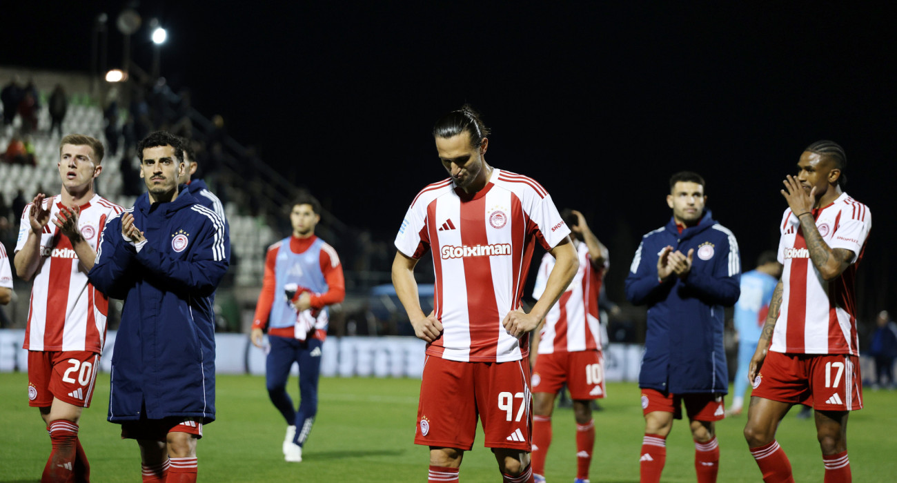 Απογοητευμένοι οι παίκτες του Ολυμπιακού μετά την ισοπαλία με τον Λεβαδειακό / Πηγή: Intime
