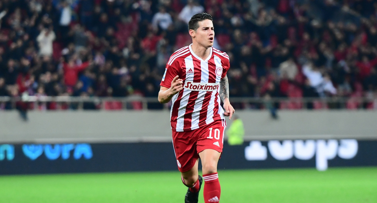 Ο Χάμες Ροντρίγκες πανηγυρίζει με τη φανέλα του Ολυμπιακού / Πηγή: Eurokinissi