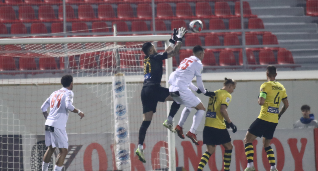 Το λάθος του Αθανασιάδη στο Πανσερραϊκός-ΑΕΚ 2-2 το 2023 / Πηγή: Eurokinissi