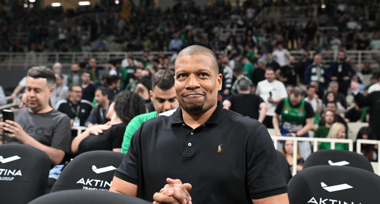 Ο Μάικ Μπατίστ στο Τ-Center / Πηγή: Eurokinissi