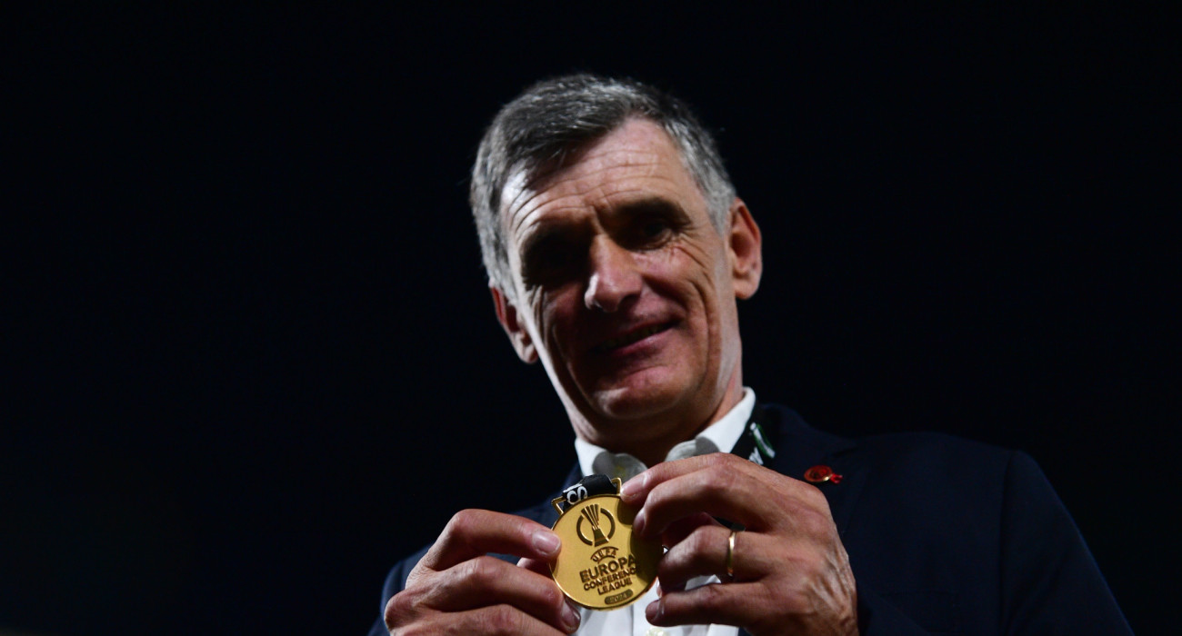 Ο Χοσέ Λουίς Μεντιλίμπαρ με το μετάλλιο του Conference League το 2023/24 / Πηγή: Eurokinissi