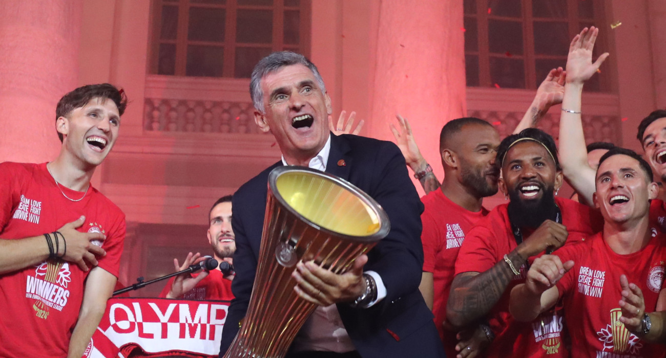 Ο Χοσέ Λουίς Μεντιλίμπαρ πανηγυρίζει με το τρόπαιο του Conference League / Πηγή: Eurokinissi