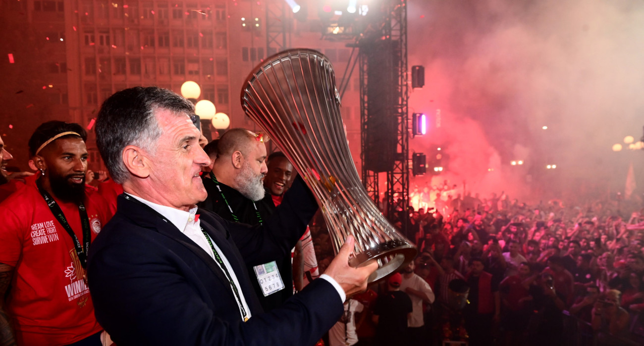 Ο Χοσέ Λουίς Μεντιλίμπαρ με την κατάκτηση του Conference League το 2023/24 / Πηγή: Eurokinissi