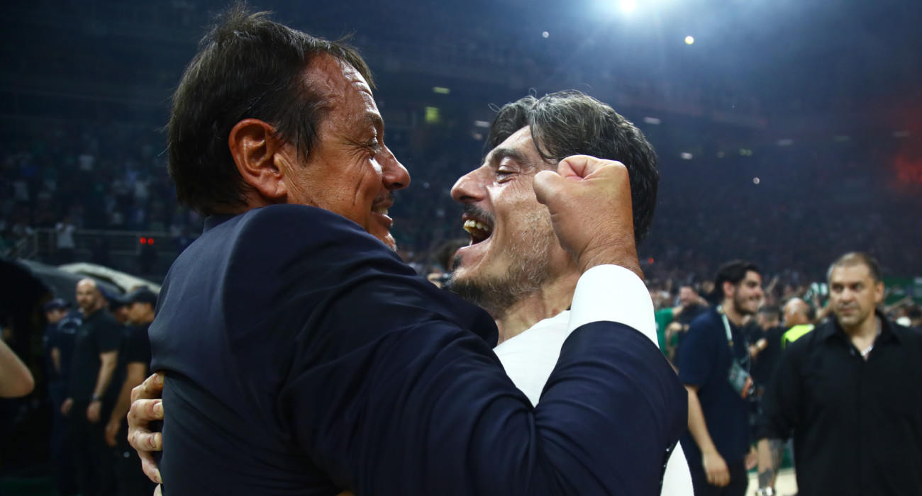 Ο θερμός εναγκαλισμός ανάμεσα σε Δημήτρη Γιαννακόπουλο και Εργκίν Αταμάν / Πηγή: Eurokinissi