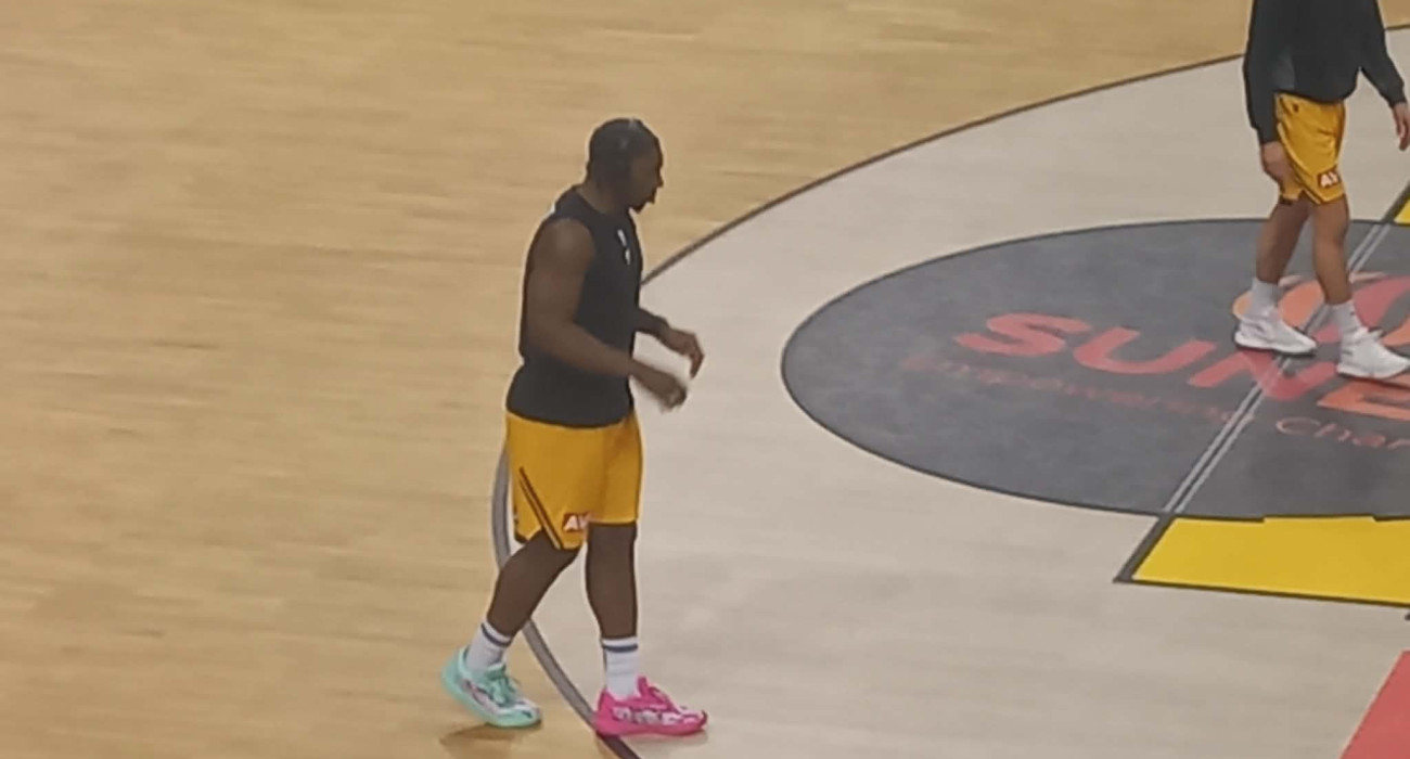 Η... στυλιστική επιλογή του Μπάρτλεϊ που έκλεψε την παράσταση στη Sunel Arena (video)