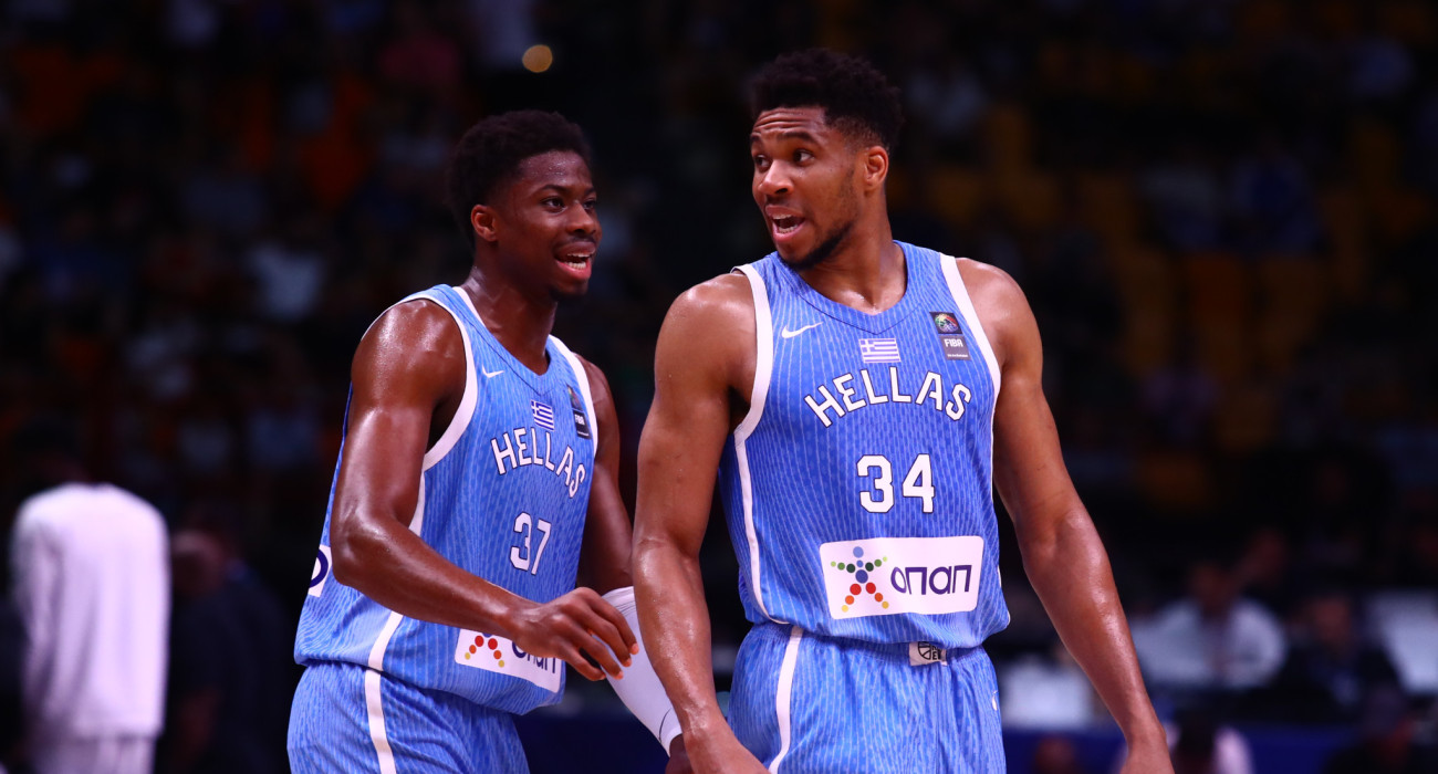 Ο Κώστας με τον Γιάννη Αντετοκούνμπο, Πηγή: Eurokinissi