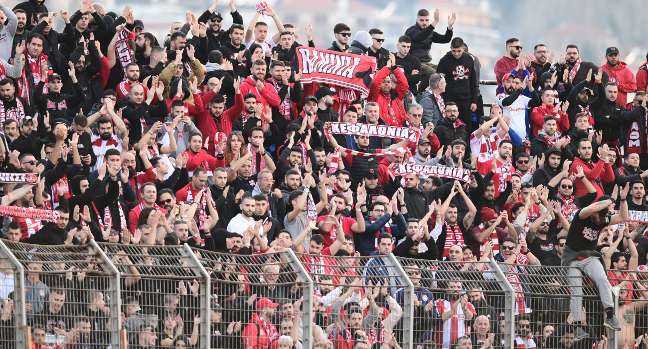 Οι φίλαθλοι του Ολυμπιακού στο περσινό εκτός έδρας παιχνίδι με τον Λεβαδειακό / Πηγή: Eurokinissi