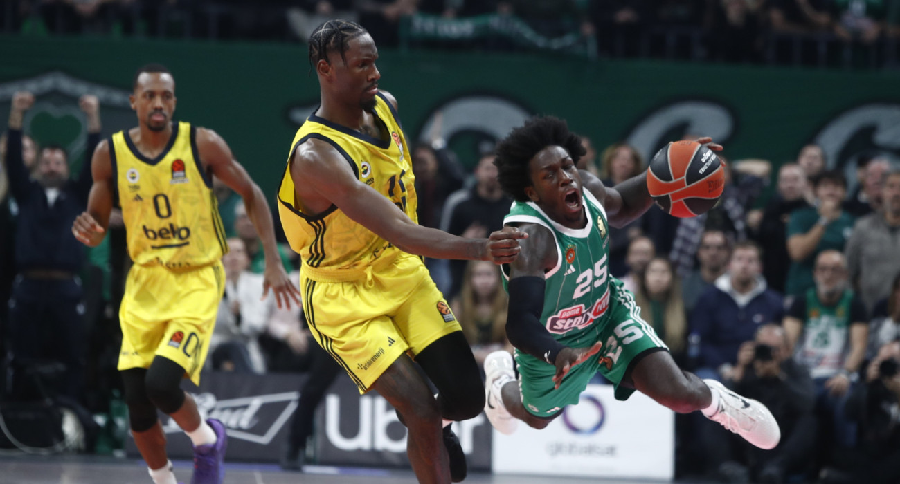 Η στιγμή που τα έκρινε όλα: Ο Ντέιβις κάνει φάουλ στον Ναν, ο Παναθηναϊκός νικά τη Φενέρ / Πηγή: Eurokinissi