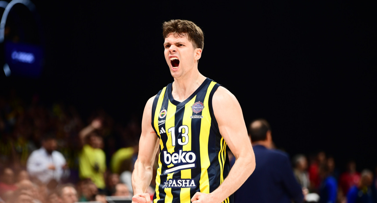 Ο Ταρίκ Μπιμπέροβιτς πανηγυρίζει με τη φανέλα της Φενέρμπαχτσε/Πηγή: Eurokinissi