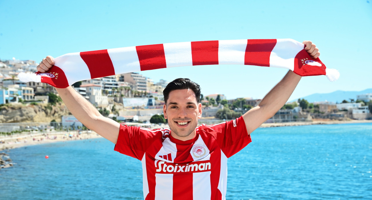 Ο Νίκος Αθανασίου κατά την παρουσίασή του στον Ολυμπιακό / Πηγή: Olympiacos.org