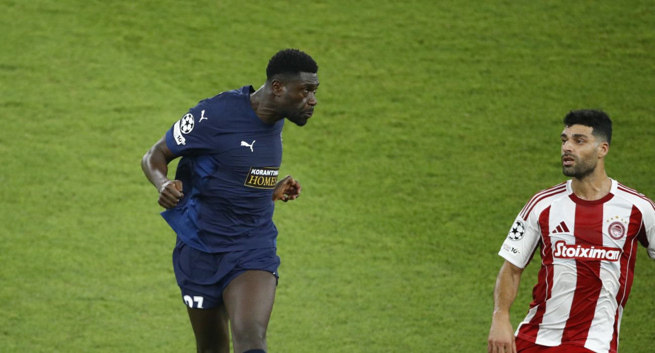 Ο Ντέρικ Λούκασεν σε μονομαχία με τον Μεχντί Ταρέμι στο Ολυμπιακός - Πάφος / Πηγή: Eurokinissi